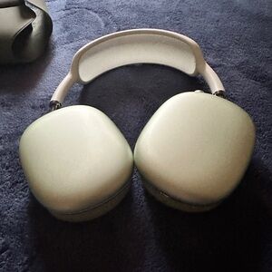 Apple AirPod Max Green Over-Ear Headphones with Premium Comfort